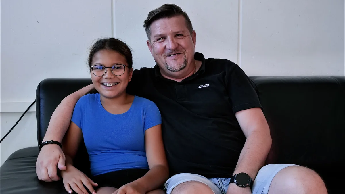 Amanda und ihr Vater Meck Walther sitzen auf dem Sofa nach der Stunde bei Headstrong.